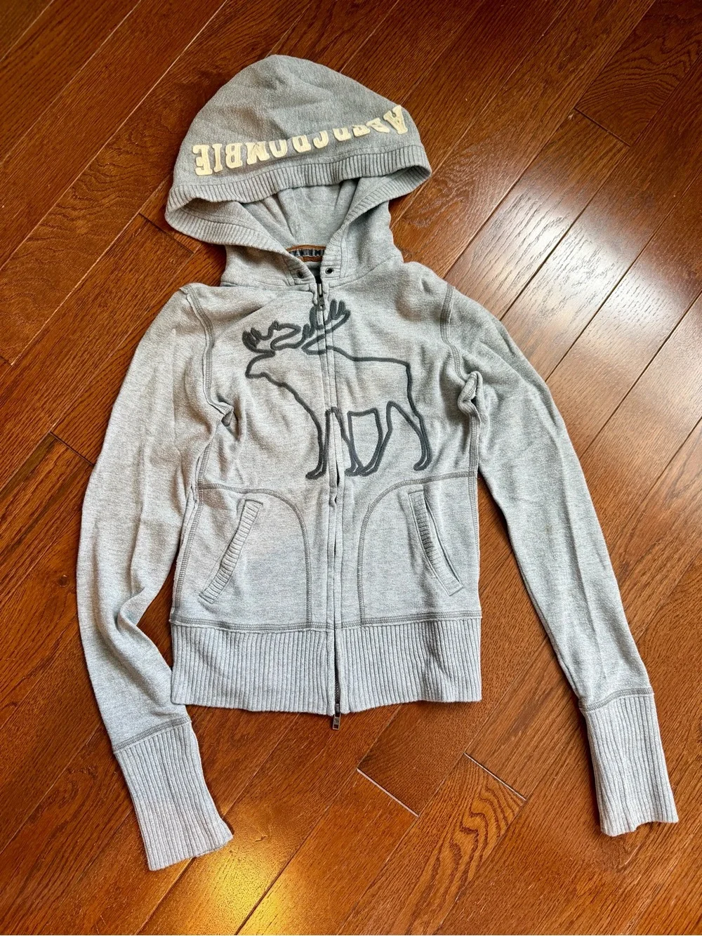 Women’s Abercrombie & Fitch Light Gray Moose Logo Full Zip Hoodie. Size Medium.